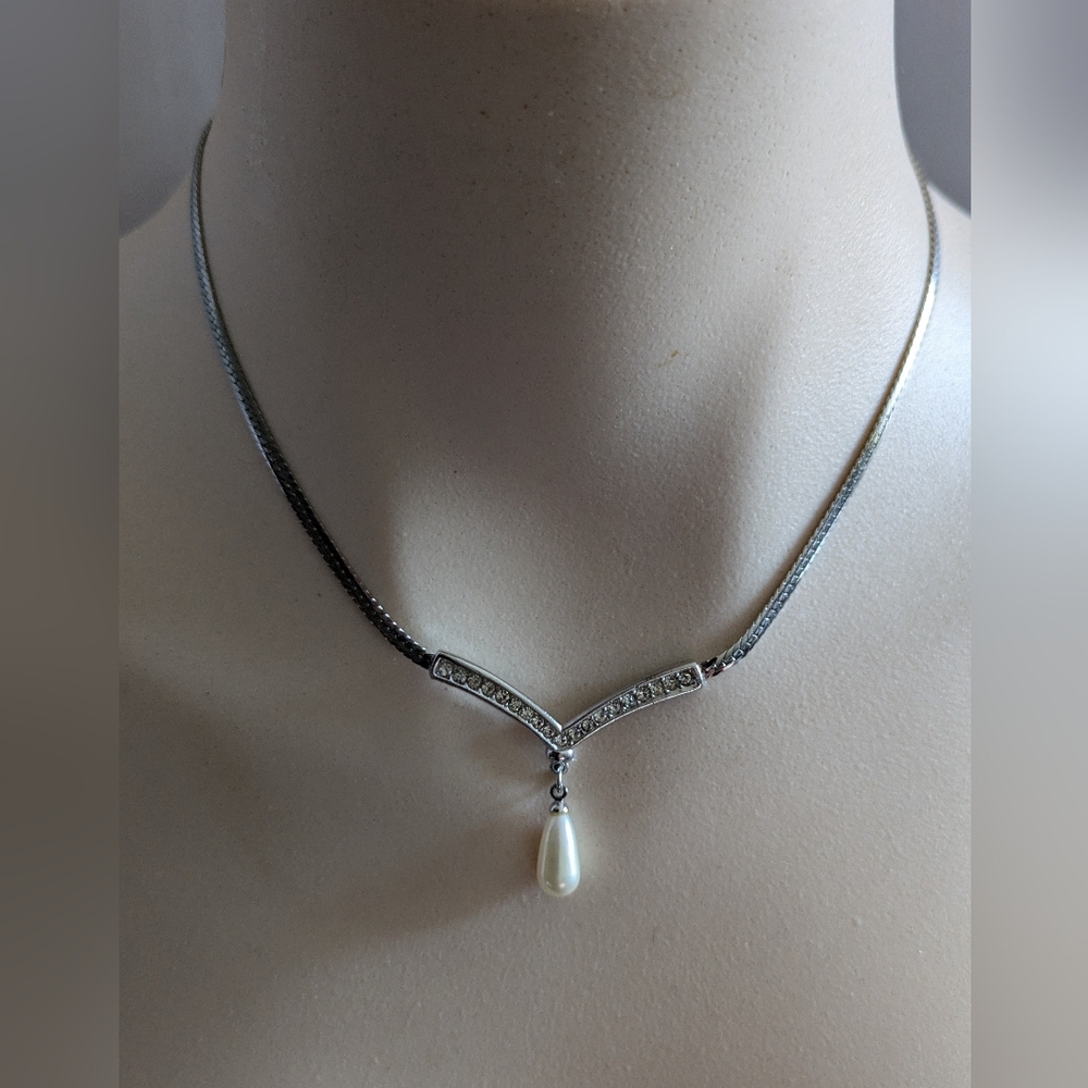Vendome Vintage Faux Pearl &  Crystal V-neck Necklace Wedding Prom Office Formal